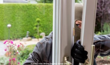 Bezpečnější Ostrava, web prevence kriminality: Ilustrační foto: Zloděj vstupuje otevřeným oknem do bytu.