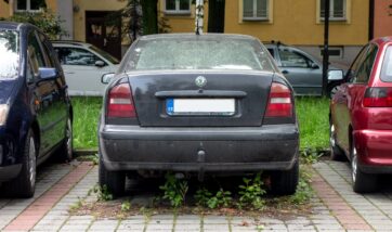 Odstavené nepojízdné vozidlo blokuje parkovací místo na ulici. Bezpečnější Ostrava