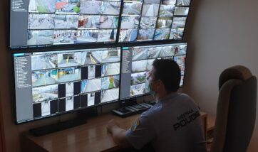Strážník Městské policie Ostrava sleduje monitory bezpečnostních kamer. Bezpečnější Ostrava